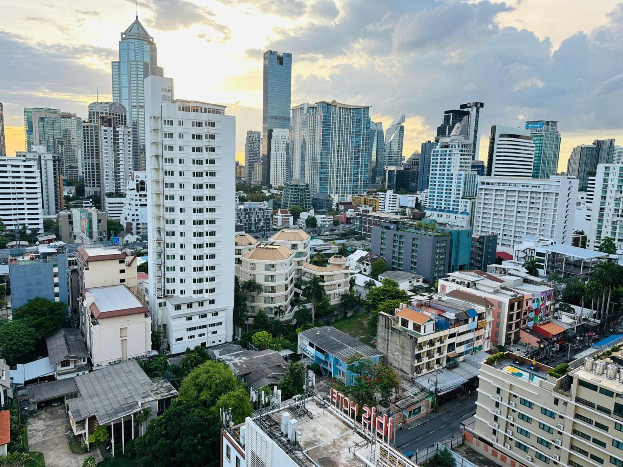 Affordable Serviced Apartments In Nana Omni Tower - Prime Sukhumvit Location Bangkok Extérieur photo
